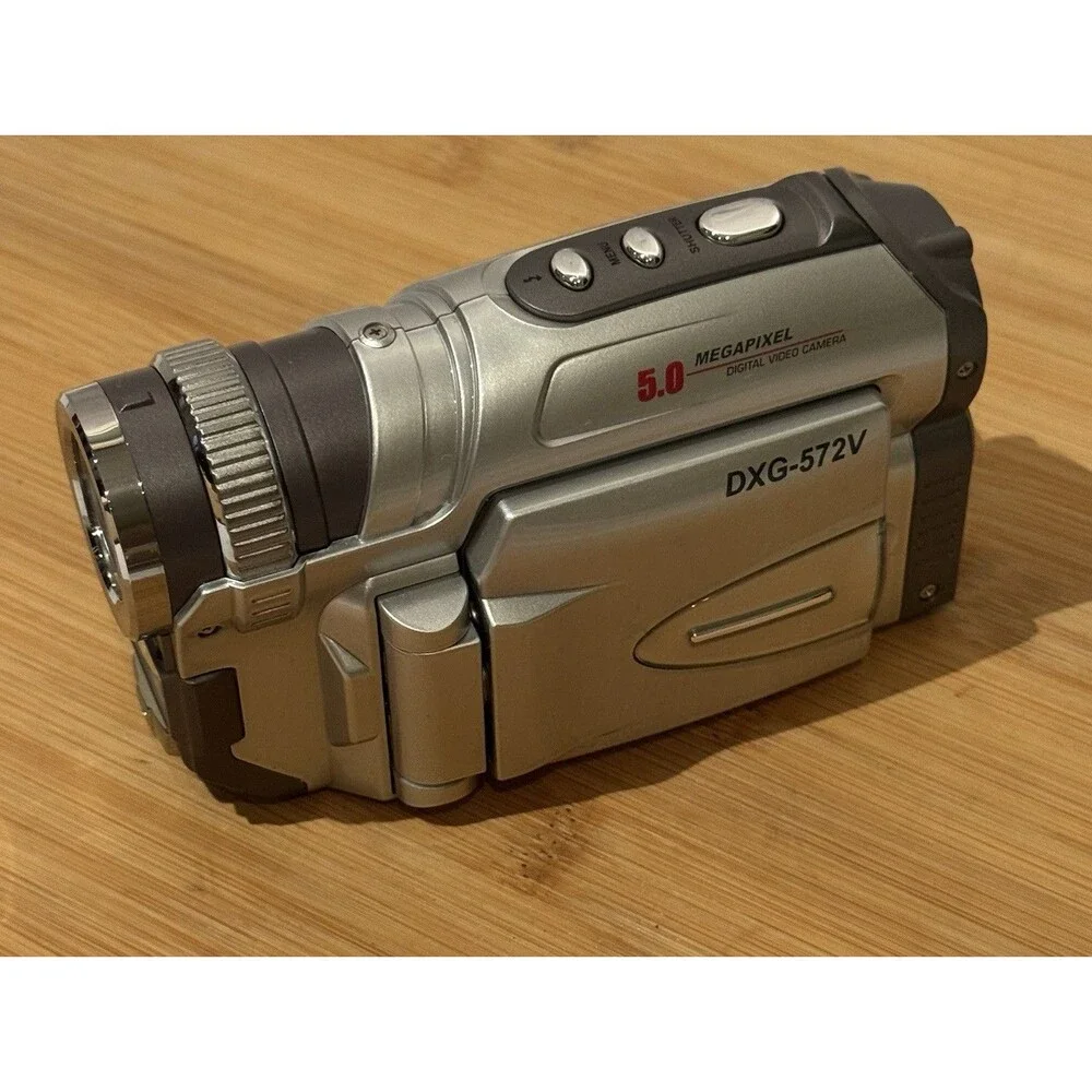 DXG - 572V digital Camcorder/5.0 Megapixel 4x Digital Zoom--